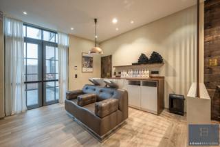 <p>Bent u op zoek naar een locatie waar u wonen en werken kunt combineren? Op zoek naar visibiliteit voor uw zaak? Mis deze kans niet. Het pand dankt z’n mobiscore van 9,1/10 aan z’n nabijheid tegenover winkels, scholen, openbaar vervoer en z’n ligging op wandelafstand van centrum Brugge.</p>
<p>Het pand is bijzonder degelijk gebouwd met betonnen tussenverdiepingen, werd met smaak gerenoveerd en is ingedeeld als volgt: <br />Handelsruimte: open ruimte handelsruimte met afzonderlijke toegang, aansluitingen water en elektriciteit (heden voorzien als kapsalon), afzonderlijk toilet voor klanten, volledig uitgeruste (personeels-)keuken met kookplaat, oven, vaatwas, koelkast en spoelzone, bureau/eetplaats, bergruimte, maatkasten en aansluitingen voor wasmachine en droogkast. <br />Het gelijkvloers kan afzonderlijk gebruikt worden en beschikt over eigen verwarmingsketel, naast die voor de woning.</p>
<p>Woning: aparte inkom, authentieke trap, leefruimte op eerste verdieping met open keuken (gaskookplaat, dampkap, oven, microgolfoven, vaatwas), eetplaats, ruime zithoek, badkamer met inloopdouche, badkamer met ligbad, 3 slaapkamers.</p>
<p>Bijkomende troef: niet alleen is er de aangelegde tuin met zonneterras, er is ook een BIJGEBOUW, ideaal voor feestelijkheden, mancave, opslag,… dat beschikt over eigen sanitair.</p>
<p>Het pand scoort goed qua energiezuinigheid EPC B) dankzij z’n isolatie, isolerende beglazing, recente CV ketels, 15 zonnepanelen,…</p>
<p>Contacteer Bonne Vastgoed 7 op 7 voor bezoek of meer info via 0468/10.40.40 of info@bonnevastgoed.be .</p>