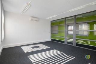 Deze kantoorverdieping is helemaal klaar om in gebruik te nemen en biedt een aangename en professionele werkomgeving met verschillende...