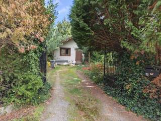 <p><strong>Rustig gelegen chalet in groene weekendzone</strong></p>
<p>Op een uiterst rustige en groene locatie in de <strong>weekendzone van Wechelderzande</strong> vind je deze charmante chalet op een perceel van <strong>487 m²</strong>. Een ideale plek voor wie op zoek is naar ontspanning, natuur en privacy, weg van de dagelijkse drukte.</p>
<p>De chalet beschikt over een <strong>bewoonbare oppervlakte van ca. 65 m²</strong> en biedt een praktische indeling met een <strong>ruime woonkamer</strong>, <strong>keuken</strong>, <strong>badkamer</strong>, <strong>1 slaapkamer</strong> en een <strong>berging</strong>. Dankzij de grote raampartijen geniet je binnen van een aangename lichtinval en een mooi zicht op het omliggende groen.</p>
<p>Hoewel de chalet een <strong>grondige opkuisbeurt</strong> nodig heeft, vormt dit een uitstekende kans voor wie graag zelf de handen uit de mouwen steekt en het geheel naar eigen smaak wil opfrissen. Belangrijk: <strong>permanente bewoning is niet toegestaan</strong>, conform de voorschriften van de weekendzone.</p>
<p>Buiten geniet je van een rustige, natuurlijke omgeving waar je volledig tot rust komt. Het perceel biedt tal van mogelijkheden voor tuinliefhebbers, hobbyisten of wie graag een eigen plekje in het groen heeft.</p>
<p>De chalet is <strong>onmiddellijk beschikbaar</strong>.</p>