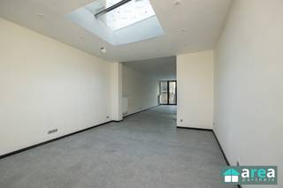 <h3><span>Handelspand met stockplaats + duplex APP</span></h3><p><span>Beschrijving:</span><span><br />Dit veelzijdige handelspand op een gunstige locatie in Hoboken biedt een ideale kans voor ondernemers. Het pand beschikt over een instapklare handelsruimte met een achterliggend magazijn van 25 m², perfect voor opslag of extra werkruimte. Dankzij de uitstekende ligging in de Krugerstraat geniet u van veel visibiliteit en een vlotte bereikbaarheid. Boven de handelszaak bevindt zich een ruim, instapklaar duplex appartement met een aparte toegang. </span></p><p><span>Kenmerken:</span></p><p><span>• </span><span>Indeling:</span><span> Ruime open handelsruimte met grote etalage met achterliggend magazijntje van 25 m², geschikt voor opslag of andere doeleinden.</span></p><p><span>• </span><span>Etalage:</span><span> Grote vitrine met veel lichtinval en zicht op de drukke Krugerstraat.</span></p><p><span>• </span><span>Ligging:</span><span> Centrale ligging, dicht bij winkels, openbaar vervoer en belangrijke verkeersaders.</span></p><p><span>• <b>Duplex app: </b>instapklaar duplex app met aparte ingang</span><span></span></p><p><span>• </span><span>EPC B</span></p><p><span> </span></p><p><span>Extra's:</span></p><ul><li><span>Instapklaar en onmiddellijk beschikbaar.</span></li><li><span>Ideaal voor een schoonheidssalon, kapsalon, kantoorruimte, ...</span></li><li><span>Achtergelegen magazijn biedt extra opslagcapaciteit.</span></li><li><span>Potentiële huurinkomsten: 1800 euro per maand. </span></li></ul><p><span> </span></p><p><span>Voor meer informatie kunt u terecht bij Area Partners.</span></p><p><span>INFO@area.be of 03/284.60.60</span></p><p><span> </span></p><p><span> </span></p>