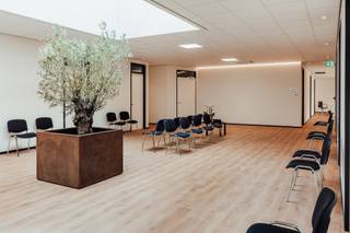 Multidisciplinaire praktijk in Geel.<br /><br />Visionair is een multidisciplinaire praktijk in Geel met aparte consultatieruimtes, waar toegankelijkheid, flexibiliteit, samenwerking en ondersteuning centraal staan.<br />De ruimtes van 15m² of 18m² zijn ontworpen voor medici en paramedici om er een praktijk uit te oefenen maar hebben ook alle voorzieningen om als kantoorruimte te fungeren. <br />Door de gevestigde oogartsenpraktijk is er een synergetische omgeving gecreëerd waarin u kan profiteren van de reeds bestaande patiëntenstroom. <br /><br />Er is een gedeeld secretariaat dat uw klanten kan ontvangen en begeleiden naar de juiste ruimtes en er is een grote parking aanwezig achter het gebouw. <br /><br />De huurprijs bedraagt 75 euro per dag en is inclusief energiekosten, poetsdienst, secretariaat, ... Ingericht meubilair is zelf te voorzien.<br />De huur kan op dagbasis, weekbasis of maandbasis op maandagen t.e.m. vrijdagen van 08u30 tot 17u00. <br /><br />Meer info kan u terugvinden op www.zorgcentrumgeel.be.<br /><br />Interesse? Contacteer ons via info@immovl.be of bel ons op het nummer 014 58 58 58.