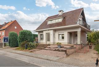 Karaktervolle gezinswoning met garage en ruime kelder (60m²) met een aparte ingang, te Essen dichtbij het centrum van Essen. Deze woning omvat...