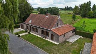 Deze hoeve gelegen in de Reigerbeekstraat in het mooie Poeke.Ze omvat een ruime woning, prachtige bakstenen langgevel schuur/stalling en 2 hogere...