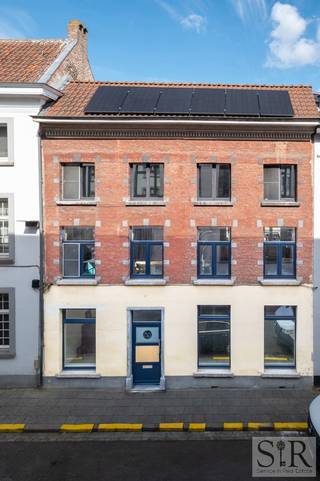 Ben je op zoek naar een instapklare woning met 4 slaapkamers in het historisch stadscentrum van Mechelen? In een rustige wijk in het Groot Begijnhof bevindt zich deze verrassend ruime en lichtrijke woning op een boogscheut van scholen, supermarkten, winkels, autosnelweg en het historische stadscentrum van Mechelen. Ideaal geschikt voor een combinatie wonen en werken of voor zij die van veel plaats houden.<br /><br />Indeling: op het gelijkvloers komt u binnen in de inkomhal. Deze geeft u toegang naar de eerste slaapkamer en naar de lichtrijke bureauruimte. De bureaOp het gelijkvloers: inkomhal met toegang tot 2 kamers (ideaal als bureauruimtes of extra slaapkamers), toilet apart en berging met inbouwkasten (aansluiting voor de wasmachine en de droogkast, en voldoende plaats voor het stockeren van de vuilbakken). <br />Eerste verdieping: Ruime eetkamer en living met veel lichtinval. De keuken is volledig ingericht (ingebouwde oven, afwasmachine,...) en geeft toegang tot het terras, waar je gezellig in alle rust kan genieten. Tweede verdieping: twee grote slaapkamers, badkamer met wc, lavabomeubel en ligbad. Bovendien beschikt deze woning ook nog over een zolder en een kelder en is ze reeds uitgerust met zonnepanelen.<br /><br />Concreet: Ideale woning voor wie ruimte nodig heeft en voor wie bereikbaarheid belangrijk is. <br />Op minder dan 5 min te voet van de Grote Markt. <br />De woning beschikt over 4 (slaap)kamers, heeft een terras en is uitgerust met zonnepanelen en kan ideaal gebruikt worden voor een combinatie wonen en werken.<br />Kortom: Dit huis is qua ligging de perfecte uitvalsbasis maar is toch rustig gelegen, is instapklaar en heeft voldoende ruimte om je hobby/werk uit te oefenen.<br /><br />Intresse? Contacteert ons via mail (info@immosir.be) of telefonisch (015/65.50.05) om een afspraak in te plannen!