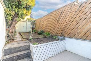 Deze op te frissen woning is gunstig gelegen nabij belangrijke invalswegen en niet ver van centrum Kortrijk. Met een EPC-score C en conforme elektriciteit is dit een interessante opportuniteit, zowel voor eigen bewoning als voor wie op zoek is naar een investering.<br /><br />De woning beschikt over een praktische en aangename indeling. Via de inkomhal komt u in de lichtrijke leefruimte met aansluitend de woonkamer, eetkamer en keuken. De badkamer bevindt zich op het gelijkvloers. Op de eerste verdieping bevinden zich twee volwaardige slaapkamers. De zolderverdieping, bereikbaar via een vaste trap, is ingericht als derde slaapkamer.<br /><br />Bent u op zoek naar een woning met een doordachte indeling, op een strategische ligging, mét heel wat mogelijkheden? Dan is deze woning precies wat u zoekt!<br /><br />TROEVEN:<br /><br />- Elektriciteit conform AREI<br />- EPC C<br />- Vlotte bereikbaarheid<br />- Interessante investeringsopportuniteit<br /><br />Interesse in deze woning? Contacteer dan snel Vlaemynck vastgoed<br /><br />REF: AI/26013/K