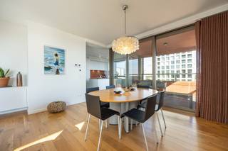 <div><strong>Stijlvol 2-slaapkamerappartement met ruim terras op de gegeerde Turnova-site. EPC A, EK conform!</strong></div>
<p><strong>Omgeving: </strong>Op de prestigieuze Turnova-site, in het bruisende hart van Turnhout. Dankzij de centrale ligging bevinden winkels, horeca, openbaar vervoer en tal van andere voorzieningen zich op wandelafstand. De combinatie van een levendige stadsomgeving, moderne architectuur en de aangenaam aangelegde gemeenschappelijke binnentuin maakt van deze locatie een bijzonder gegeerde woonplek.</p>
<p><strong>Indeling: </strong>Hal, woonkamer, eetkamer, keuken, 2 slpks, badk, waspl, toilet, terras. Kelderberging, fietsenberging met lift.</p>
<p><strong>Omschrijving:</strong> De ruime leefruimte op parket vormt samen met de volledig uitgeruste open keuken het hart van het appartement. Grote raampartijen zorgen voor een overvloed aan licht en creëren een gevoel van ruimte. De kwalitatieve afwerking en warme materialen geven het geheel een stijlvolle uitstraling. Vanuit zowel de leefruimte als de keuken heeft u rechtstreeks toegang tot het ruime terras, waar u kunt genieten van een prachtig uitzicht over Turnhout en de omliggende omgeving. Dankzij de zuid-oost oriëntatie vormt dit terras een heerlijke verlenging van de woonruimte.</p>
<p>Via de nachthal bereikt u de twee volwaardige slaapkamers. De master bedroom beschikt over een praktische ensuite dressing. De tweede slaapkamer leent zich perfect als logeerkamer of thuiskantoor.</p>
<p>Verder beschikt het appartement over een moderne badkamer voorzien van een ruime inloopdouche en stijlvol badkamermeubel, een afzonderlijk gastentoilet en een praktische was- en bergruimte. In de inkomhal zorgen ingemaakte kasten voor extra opbergmogelijkheden.</p>
<p>Daarnaast hoort bij het appartement een ruime privatieve kelderberging. Ook is er een ondergrondse fietsenberging, vlot bereikbaar via een afzonderlijke fietsenlift.</p>
<p>Voor wie nog meer comfort wenst, bestaat de mogelijkheid om een autostaanplaats aan te kopen in de ondergrondse parkeergarage.</p>
<p><strong>Troeven:<br /></strong>- Toplocatie in het centrum van Turnhout<br />- Aangenaam terras met open uitzicht<br />- Moderne en hoogwaardige afwerking<br />- Ruime privatieve berging<br />- Ondergrondse fietsenberging met fietsenlift<br />- Mogelijkheid tot aankoop van een ondergrondse autostaanplaats<br /><br /></p>
<div>Een unieke kans voor wie op zoek is naar een instapklaar appartement waar ruimte, licht, comfort en een topligging perfect samenkomen!<br /><br /><strong>Bijzondere informatieplicht:</strong> in aanvraag.</div>
<p></p>