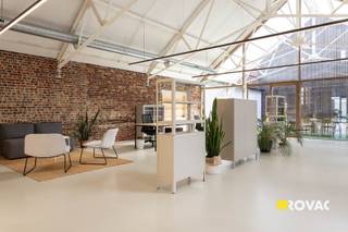 Werk in een historisch pand met moderne voorzieningen, midden in Izegem en perfect bereikbaar voor klanten én medewerkers.<br />Ontdek Atelier 12, een uniek en volledig gerenoveerd bedrijvencentrum in een charmant historisch pand in het hart van Izegem. Hier combineer je het karakter van vroeger met het comfort en de technologie van vandaag. De ruimte op de 1ste verdieping is instapklaar en voorzien van vloerverwarming en -koeling, domotica. Er is ook een gemeenschappelijke vergaderruimte en zelfs een gezellige binnentuin met overdekt terras om te pauzeren of (bij goed weer) buiten te werken. Dankzij de centrale ligging vlak bij openbaar vervoer, gratis parkings, winkels en de E403 is dit de perfecte uitvalsbasis voor elk groeiend bedrijf. Je huurt één kantoorruimte op maat van jouw noden of het volledige gebouw voor maximale zichtbaarheid en ruimte.<br /><br />Troeven<br />•Historisch pand met moderne afwerking<br />•3 kantoorruimtes (140 m² – 140 m² – 160 m²), afzonderlijk of samen te huur<br />•Gemeenschappelijke vergaderruimte, keukens en silent box<br />•Gezellige binnentuin en overdekt terras<br />•3 parkeerplaatsen + 1 overdekte staanplaats<br />•Vloerverwarming/-koeling, domotica, alarmsysteem<br />•Laadpunt elektrische wagen (uitbreidbaar)<br />•Op wandelafstand van station, bushaltes en gratis parkings<br /><br />Contacteer ons voor meer info of een vrijblijvend bezoek!