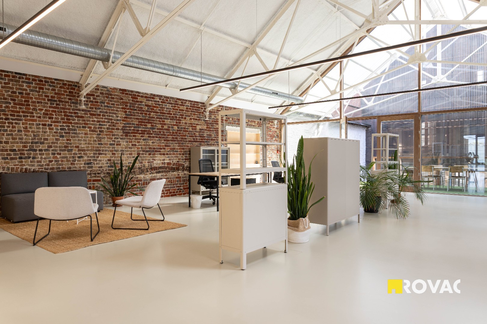 Stijlvolle en instapklare kantoorruimte met binnentuin in centrum Izegem! - foto 1