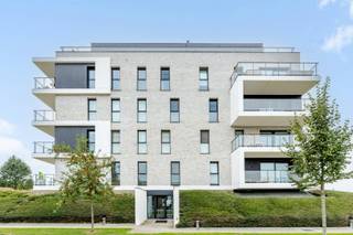 Op zoek naar een interessante investering in Roeselare? Dit instapklare appartement met drie slaapkamers in de Rozendaalstraat combineert comfort, ruimte en een centrale ligging.<br /><br />Het appartement beschikt over een inkomhal met gastentoilet, een lichtrijke woonkamer met open keuken en een praktische keukenberging/wasplaats. Vanuit de leefruimte is er toegang tot het gezellige terras, dat rechtstreeks aansluit op de woonkamer en keuken.<br /><br />De keuken is volledig uitgerust met een spoeltafel, vaatwasser, keramische kookplaat, dampkap, microgolfoven, oven en koelkast.<br />Verder zijn er drie slaapkamers en een badkamer, uitgerust met een inloopdouche en badkamermeubel.<br /><br /><strong>Technische eigenschappen:</strong>
<ul>
	<li>Centrale verwarming op aardgas.</li>
	<li>Ventilatiesysteem aanwezig.</li>
	<li>Gunstig EPC-label A.</li>
	<li>Conforme elektrische keuring.</li>
	<li>PVC hoogrendementsbeglazing.</li>
</ul>
Bij het appartement hoort tevens een extra ruime <strong>ondergrondse autostaanplaats</strong>, die kan worden aangekocht aan een meerprijs van <strong>€28.000.</strong><br /><br /><br /><strong>Ligging:</strong> De ligging biedt een uitstekende verbinding met de ring en de E403. Daarnaast bevindt zich een bushalte in de straat, wat zorgt voor een vlotte bereikbaarheid met het openbaar vervoer. Alle nodige voorzieningen zoals winkels en scholen zijn vlot bereikbaar, terwijl de omgeving rustig en groen blijft.<br /><br /><strong>Belangrijk:</strong> het appartement wordt <u>uitsluitend verkocht aan investeerders</u>. De huidige eigenares wil het appartement blijven bewonen aan de hand van een levenslang huurcontract.<br />Een mooie opportuniteit voor wie op zoek is naar een verzorgde investering met een huurder die reeds gekend is.<br /><br />Een instapklaar appartement, een uitstekende ligging en een investering met langetermijnperspectief.<br /><br /><strong>Interesse?</strong> Neem contact op met ons kantoor voor meer informatie of een vrijblijvend bezoek via 051/20 14 00