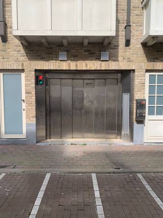 In een verzorgd garagecomplex, gelegen tussen de Smet de Naeyerlaan en de Vrijheidstraat, bevindt zich deze ondergrondse staanplaats op niveau...