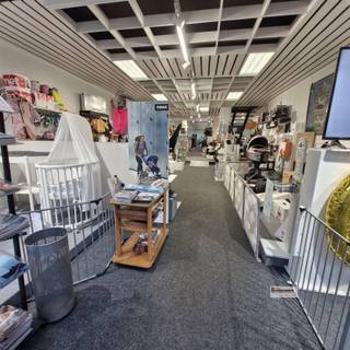 Het pand beschikt over een handelsruimte, opslagruimte, een kantoor en studio.  De kelder is ook toegankelijk via de Sint-Erasmusstraat met de...