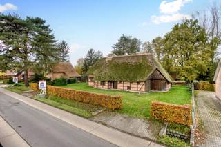 Deze unieke, af te werken woonst, is een uitzonderlijk project.<br />Gelegen op een groot perceel van 1.588m², met achterliggend een aansluitend &amp; bijhorend perceel van 8.592m².<br /><br />Ideaal voor natuur-/dierenliefhebbers, zoals bvb. voor het houden van paarden.<br /><br />De woning zelf heeft een bewoonbare oppervlakte van 360m² en is op het gelijkvloers reeds ingedeeld als volgt:<br />- inkomhal + toilet<br />- inpandige garage<br />- eethoek met aansluitend zithoek<br />- 2 kamers<br />- keuken<br />- badkamer<br /><br />Echter is de woning niet ingericht noch voorzien met aansluitingen voor keuken en/of badkamer.<br />Ook de bovenverdieping is nog volledig te realiseren (trap, vloer of binnenmuren zijn hier nog niet voorzien).<br /><br />Kortom, een blank canvas, nog volledig naar eigen smaak en stijl verder af te werken.<br /><br />BIJZONDERHEDEN<br />- EPC label C<br />- houten schrijnwerk met enkele beglazing<br />- verwarming op stookolie <br />- vloerverwarming <br />- elektriciteit voorbereid<br /><br />POSITIEVE ASPECTEN<br />- mooie ligging met zicht op natuurgebied achteraan <br />- groot perceel