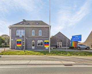 Op zoek naar de perfecte zichtlocatie voor uw zaak? Deze commerciële gelijkvloerse handelsruimte aan de Brakelsesteenweg 162 in Ninove biedt u...