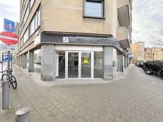 <br />Dit commercieel gelegen hoekpand met een handelsruimte van ca. 140 m² en een kelder van ca. 50 m² bevindt zich in de levendige Kerkstraat te Antwerpen en geniet van een uitstekende visibiliteit dankzij de brede hoeketalages en overvloedige lichtinval.<br />De locatie wordt gekenmerkt door een dynamische mix van buurtwinkels, horeca en dienstverlenende activiteiten. In de directe omgeving zijn diverse handelszaken, supermarkten en gezellige cafés aanwezig. Het pand is vlot bereikbaar met het openbaar vervoer (bus en tram op wandelafstand) en biedt een goede verbinding met het stadscentrum en Antwerpen-Centraal. De constante passage van voetgangers en fietsers versterkt het commerciële potentieel van deze ligging.<br />Indeling:<br />– Handelsruimte van ca. 140 m²<br />– Brede hoeketalages<br />– Apart toilet<br />– Praktische kitchenette<br />– Kelder van ca. 50 m², geschikt voor opslag of archivering<br />Troeven:<br />– Commercieel sterke hoekligging<br />– Uitstekende zichtbaarheid<br />– Goede bereikbaarheid<br />– Geschikt voor diverse handels- of dienstverlenende activiteiten<br />– Conforme elektrische installatie