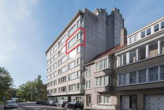 Een verzorgd, ruim appartement op de 5de verdieping met 2 slaapkamers, waarvan de hoofdslaapkamer beschikt over een dressing en de tweede slaapkamer aansluitend een terrasje heeft. De ruime badkamer is voorzien van een bad, douche en toilet. Daarnaast is er nog een apart toilet aanwezig. Het appartement biedt een zijdelings parkzicht en heeft ook een kelder. Alsook is het appartement op loopafstand van het strand, stadspark, winkelstraten, ... Dit appartement is perfect geschikt als woonappartement of tweede verblijf. Kom dit zeker bezoeken!
