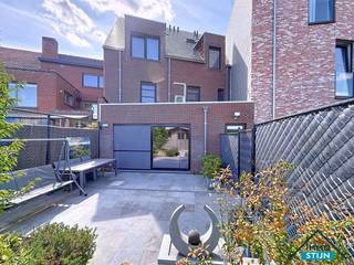 Ieder bod gelijk aan of hoger dan deze prijs wordt voorgelegd aan de eigenaar.In het hart van Zedelgem vinden we dit lichtrijke...