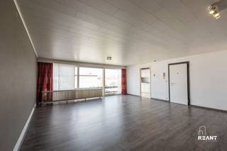 <p><span>Appartement met 2 slaapkamers op fijne locatie.</span></p><p><span>Dit instapklare appartement is gelegen op de bovenste verdieping (2e verdieping) van een kleinschalig gebouw aan de Parijslaan 165. Dankzij de gunstige ligging en praktische indeling is dit de ideale woonst voor starters, koppels of investeerders.</span></p><p><span>Indeling:</span></p><p><span>• Ruime en lichtrijke woonkamer van ca. 42 m² voorzien van laminaat een grote raampartij <br />• Functionele aparte keuken (ca. 6 m²) uitgerust met gaskookplaat en betegelde afwerking<br />• Nachthal met ingebouwde kast<br />• 2 volwaardige slaapkamers (beide aan de zuidzijde, voorzien van PVC ramen en vliegramen) (ca. 9 m²) <br />• Badkamer met douchecabine, keramische lavabo, meubelkast en spiegel (ca. 4 m²) <br />• Apart toilet (hangtoilet, volledig betegeld)</span></p><p><span><br />Comfort & voorzieningen:</span></p><p><span>• Veiligheidsdeur<br />• Individuele gasverwarming<br />• PVC ramen met schuifraam<br />• Laminaatvloer in het hele appartement<br />• Betegelde keuken en sanitaire ruimtes<br />• Branddetector aanwezig<br />• Water gemeenschappelijk</span></p><p><span>Extra info:</span></p><p><span>• Gelegen aan de voorgevel (noordwest georiënteerd)<br />• Appartement op de bovenste etage (V2 rechts)<br />• Nutsvoorzieningen (elektriciteit en gas) individueel<br />• Lage vaste kost zonder lift. <br />• Nabij parking en supermarkt <br />• Rustige woonwijk</span></p><p><span>Onmiddellijk beschikbaar </span></p><p><span>Dit appartement combineert comfort, lichtinval en een praktische indeling op een gunstige locatie.</span></p>
