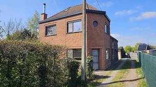 Rustig gelegen woning op een achterin gelegen perceel van 28a30ca.De woning omvat: onderkeldering, living van 32m², ingerichte keuken, badkamer, 2...