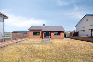 <p><span>Vous recherchez une </span><span>maison de plain-pied dans un cadre paisible</span><span>? Cette charmante maison de style ouvert située à Oudsbergen offre un agréable mélange de confort, d'intimité et d'espace fonctionnel.</span></p><p><span>La maison dispose de </span><span>deux chambres</span><span> et est entièrement aménagée de plain-pied, ce qui garantit un cadre de vie confortable et accessible. </span><span>L'aménagement ouvert</span><span> offre en outre une intimité et un espace agréables tout autour de la maison.</span></p><p><span>Outre les pièces à vivre, la maison dispose d’une </span><span>cave et d’un grenier</span><span>, parfaits pour servir d’espace de rangement supplémentaire. Le </span><span>garage</span><span> constitue</span><span> également </span><span> un atout pratique majeur et permet de garer une voiture en toute sécurité ou de ranger des vélos et du matériel.</span></p><p><span>Située au calme</span><span>,</span><span>cette maison </span><span> constitue ainsi un foyer idéal pour ceux qui recherchent un cadre de vie agréable, alliant tranquillité et intimité.</span></p><h3><span>Atouts</span></h3><ul><li><span>Maison de plain-pied</span></li><li><span>Construction ouverte</span></li><li><span>Garage</span></li><li><span>Cave</span></li><li><span>Situation calme</span></li><li><span>Installation électrique conforme</span></li></ul><p><span>Une opportunité intéressante pour ceux qui recherchent une </span><span>maison pratique de plain-pied avec garage et cave, située dans un environnement calme à Oudsbergen</span><span>.</span></p><p><span>Cela vous intéresse ? Contactez-nous pour plus d'informations ou pour organiser une visite sur place.</span></p>