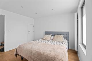 <p>Deze instapklare starterswoning combineert comfort en functionaliteit met een uitstekende ligging. De woning beschikt over drie volwaardige slaapkamers, ideaal voor een gezin of wie graag een extra kamer heeft voor een bureau of hobbyruimte.</p><p>De onderhoudsvriendelijke tuin biedt een aangename buitenplek waar u in alle rust kunt genieten, zonder intensief tuinwerk. Via een handig tuinpoortje heeft u directe toegang tot de straat, wat zorgt voor extra gebruiksgemak. Zo kunt u ook gemakkelijk met de fiets via het poortje de tuin bereiken.</p><p>De woning geniet van een goede bereikbaarheid, met vlotte verbindingen naar belangrijke invalswegen en voorzieningen. Parkeren kan eenvoudig in de straat.</p><p>Kortom, een ideale woning voor starters of gezinnen die op zoek zijn naar een praktische, verzorgde en goed gelegen thuis.</p><p></p><p>Vraag vandaag nog uw bezoek aan bij vastgoedmakelaar Saar via 0456/96 16 02 of saar@altro-vastgoed.be</p>