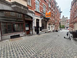 <p>In the Krakenstraat, one of the entrance streets to the Old Market, you can find this exceptional commercial opportunity. The commercial ground floor is equipped with three reception areas located on the street side, perfect for visibility in an environment with a lot of passage. The first floor has separate plumbing options and plenty of space for all kinds of trading opportunities. In the basement you have plenty of storage space, a bi</p>