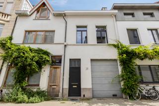 <p>DE BEZOEKMOMENTEN ZIJN VOLZET, GELIEVE EEN E-MAIL STUREN VOOR OP DE WACHTLIJST TE KOMEN.<br /><br />In de Bakkerstraat te Antwerpen bevindt zich deze karaktervolle en gerenoveerde woning met vier slaapkamers, een ruime garage, terras en gezellige stadstuin. De woning combineert authentieke elementen met hedendaags wooncomfort en biedt verrassend veel ruimte.<br /><br /><strong>Indeling:</strong><br />Op het gelijkvloers komt u binnen via de authentieke inkomhal met karaktervolle vloer en sierlijsten. Van hieruit heeft u toegang tot de ruime garage met sectionale garagepoort. Verder bevindt zich een praktische tussenruimte/berging met bergruimte en aansluitingen voor wasmachine en droogkast. Vanuit deze ruimte bereikt u een dressing/kinderkamer, de badkamer en een ruime slaapkamer met rechtstreekse toegang tot de stadstuin. De badkamer is uitgerust met een ligbad met douche, badkamermeubel met spiegelkast en toilet.</p>
<p>Op de eerste verdieping bevindt zich in de hal een apart gastentoilet. De ruime en lichtrijke leefruimte op parket biedt plaats aan een volwaardige zit- en eetruimte. Aansluitend bevindt zich de volledig uitgeruste keuken met kookeiland, voorzien van een oven, combi-oven, vaatwasser, inductiekookplaat, koelkast en diepvriezer. Vanuit de keuken heeft u toegang tot het gezellige terras, met een buitentrap die rechtstreeks naar de stadstuin leidt.</p>
<p>Op de tweede verdieping bevinden zich twee volwaardige slaapkamers met charmante houten vloeren.<br /><br /><strong>Bijzonderheden:</strong><br />Gerenoveerde en instapklare woning.<br />4 slaapkamers aanwezig.<br />Ruime inpandige garage met sectionale poort.<br />Kelder bereikbaar vanuit de inkomhal.<br />Volledig uitgeruste keuken met kookeiland.<br />EPC-label B – 154 kWh/m².<br />Elektrische installatie conform.<br /><br /><strong>Ligging:</strong><br />Gelegen in de Bakkerstraat in Antwerpen, op een centrale locatie met winkels, scholen, openbaar vervoer en tal van dagelijkse voorzieningen in de nabije omgeving. Een ruime stadswoning voor wie comfortabel wonen wil combineren met een vlotte bereikbaarheid van het Antwerpse stadscentrum.</p>