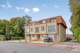 Ben je op zoek naar een knus appartement met een ideale ligging? Dan is dit instapklare 1-slaapkamerappartement, gebouwd in 2006, misschien...