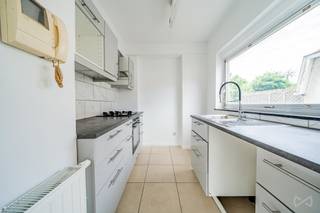 <p><strong>Info & bezoeken – 02 315 51 71</strong></p>
<p><strong>We Invest Brussels</strong> stelt u dit appartement voor, ideaal gelegen aan de <strong>Ninoofsesteenweg</strong> in Anderlecht.</p>
<p>Bij het binnenkomen ontdekt u een aangename en lichtrijke leefruimte, aangevuld met een aparte keuken en een doorlopend balkon dat vanuit verschillende kamers toegankelijk is. Een fijne buitenruimte om dagelijks van te genieten.</p>
<p>Het nachtgedeelte bestaat uit twee goed gescheiden slaapkamers en een praktische douchekamer. Daarnaast beschikt het appartement over een wasruimte en extra bergruimte.</p>
<p>Het appartement vraagt een opfrissing, maar biedt daardoor een uitstekende kans voor wie zijn woning volledig naar eigen smaak wil inrichten of voor investeerders die op zoek zijn naar een pand met veel potentieel.</p>
<p>Dankzij de gunstige ligging, vlak bij winkels, openbaar vervoer, scholen en alle dagelijkse voorzieningen, geniet u hier van optimaal wooncomfort.</p>
<p><strong>Snel te bezoeken!</strong></p>