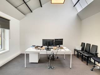 In bedrijvencentrum Intraxie te Roeselare-Rumbeke bevindt zich dit instapklaar kantoor van ca. 85m².De ideale coworking-locatie waarbij u een eigen afgesloten bureel heeft en mee kan genieten van de collectieve voorzieningen zoals ondermeer een gezellige binnentuin, bar, ingerichte keuken met alle voorzieningen, zongericht terras,.. Dit zijn enkele van de troeven die de ruimtes aangenaam en anders maken naar de standaard kantoren.Door deze gemeenschappelijke ruimtes slagen de ondernemingen er ook in elkaar te ontmoeten binnen het centrum en gezamenlijk aan projecten te werken, wat door vele bedrijven als een extra troef wordt aanzien!Op heden zijn onder andere volgende partijen hier gevestigd: renovatie-, schildersbedrijf, architectenkantoor, ingenieurskantoor, webbedrijf, ...* Voorzieningen kantoor:- verwarming op gas- airco- verlichting- veel natuurlijke lichtinval* Gemeenschappelijke meeting room met smartboard, keuken, sanitair, bar zijn bijkomende ruimtes die gebruikt kunnen worden. * Parking op de siteUitstekende ligging door vlotte bereikbaarheid, nabij op-en afrit Roeselare-Izegem.Kortom een opportuniteit indien u op zoek bent naar een locatie waar coworking mogelijk is en waar gebruik gemaakt kan worden van de verschillende faciliteiten zoals de meeting rooms, ingerichte keuken, binnentuin, terras, ...Bent u op zoek naar bedrijfsvastgoed bestaande uit een kantoor ter beschikking gesteld in Roeselare? Aarzel dan niet om ons te contacteren op het nummer 051 21 22 23.