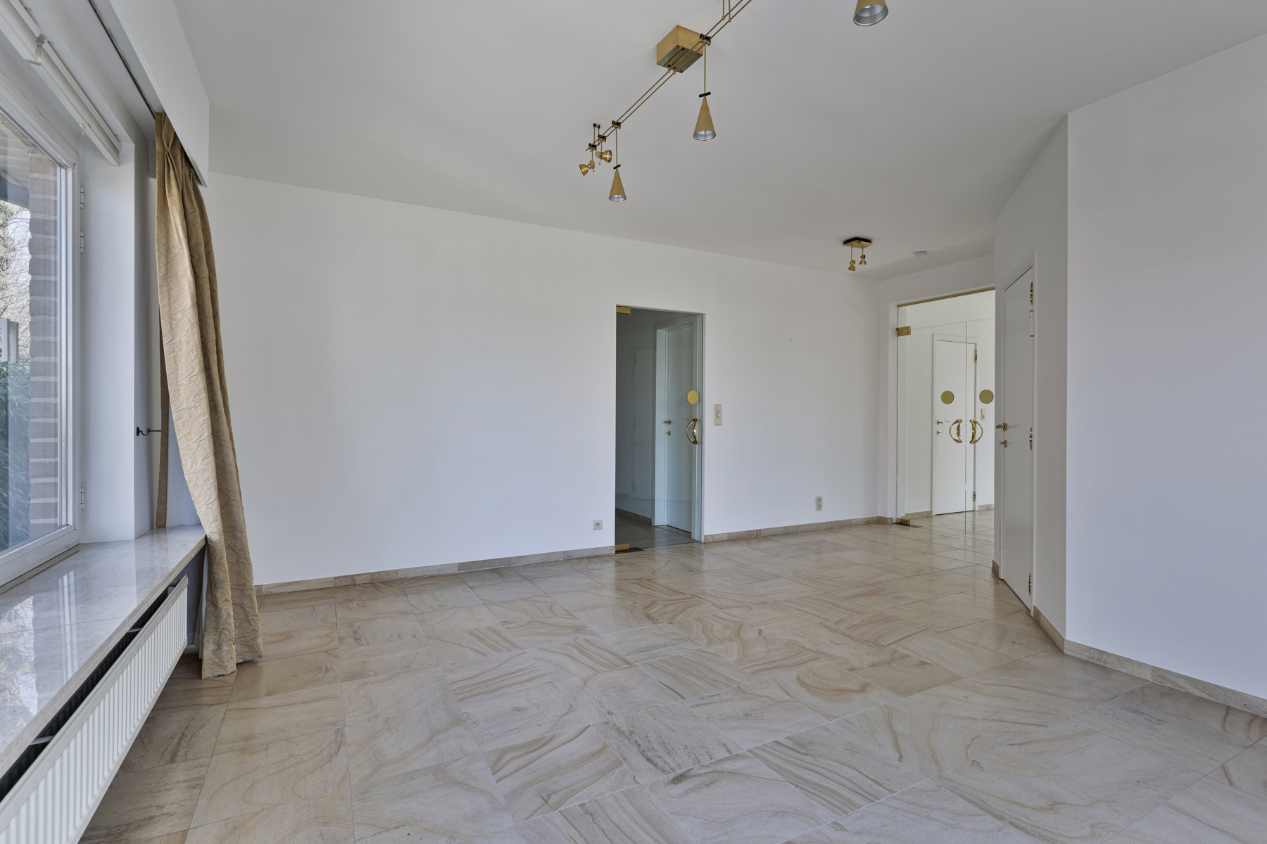 Riant villa-appartement met 4 slaapkamers + P! - foto 4