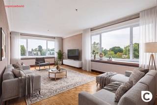 <h2><span>Te renoveren 3-slaapkamerappartement met terras en autostaanplaats </span></h2><p><span>Welkom in dit ruime te renoveren 3-slaapkamerappartement met een bewoonbare oppervlakte van ca. 115 m² en gunstig EPC, gelegen op de derde verdieping aan de Prins Boudewijnlaan 168 in Wilrijk. Dit appartement vormt een bijzonder interessante opportuniteit voor wie op zoek is naar een ruim renovatieproject met veel potentieel en mogelijkheden. Dankzij de ruime leefruimtes, drie volwaardige slaapkamers, het zuidgerichte terras en de interessante bestaande indeling beschikt het appartement over een uitstekende basis. Bovendien biedt de niet-dragende muur tussen de keuken en leefruimte de mogelijkheid om de woning volledig te transformeren naar een moderne open leefruimte met een ruime keuken en kookeiland.</span></p><h3><span>Ligging</span></h3><p><span>Het appartement bevindt zich aan de Prins Boudewijnlaan in Wilrijk, een vlot bereikbare en gegeerde locatie met een goede verbinding naar zowel Wilrijk als Antwerpen en de omliggende gemeenten. Dankzij de ligging zijn verschillende voorzieningen, winkels, scholen en horecazaken vlot bereikbaar. Ook de belangrijkste invalswegen en het openbaar vervoer bevinden zich in de nabije omgeving, waardoor zowel het centrum van Antwerpen als de omliggende gemeenten gemakkelijk bereikbaar zijn.</span></p><p><span>Een ideale ligging voor wie de combinatie zoekt van bereikbaarheid, voorzieningen en een aangename woonomgeving.</span></p><h3><span>Indeling</span></h3><p><span>Via de inkomhal betreedt u het appartement. De zeer ruime inkomhal vormt het centrale punt van de woning en zorgt voor een aangename verbinding tussen de verschillende ruimtes. Hier bevindt zich eveneens een praktische vestiairekast.</span></p><p><span>Vanuit de inkomhal komt u terecht in de ruime en zeer lichtrijke leefruimte. Dankzij de vele raampartijen geniet deze ruimte van een mooie natuurlijke lichtinval. De vloer is momenteel voorzien van een goed onderhouden blokjesparket, wat een mooie basis vormt voor de verdere renovatie.</span></p><p><span>Aansluitend bevindt zich de volledig geïnstalleerde keuken. Deze is momenteel praktisch ingericht in een U-vorm en beschikt over de nodige voorzieningen, met uitzondering van een vaatwasser.Een belangrijk pluspunt voor toekomstige verbouwers is dat de muur tussen de keuken en de leefruimte geen dragende muur is. Hierdoor zijn er verschillende mogelijkheden om de huidige indeling te optimaliseren. Zo kan de keuken bijvoorbeeld worden opengetrokken naar de leefruimte en kan er een moderne open keuken met kookeiland worden gecreëerd. Hierdoor ontstaat een ruime, open en hedendaagse leefruimte die volledig kan worden aangepast aan de wensen van de nieuwe eigenaar.</span></p><p><span>Via de keuken heeft u toegang tot het zuidgerichte terras van ca. 6 m². Dankzij de zuidoriëntatie geniet u hier van een aangename hoeveelheid zon. Er is tevens een praktische opbergkast voorzien.</span></p><p><span>Vanuit de leefruimte komt u opnieuw in de inkomhal, vanwaar de drie slaapkamers bereikbaar zijn. Het appartement beschikt over drie volwaardige slaapkamers van respectievelijk ca. 14 m², 12,5 m² en 9 m². </span></p><p><span>De badkamer is uitgerust met een ligbad, lavabo met spiegelkast en mechanische ventilatie. Ook deze ruimte biedt dankzij de renovatiemogelijkheden de kans om een volledig nieuwe en moderne badkamer te creëren. Verder is er nog een apart gastentoilet aanwezig.</span></p><p><span>Tot slot beschikt het appartement over een ruime autostaanplaats in het gebouw, bereikbaar via de automatische poort. Deze staanplaats dient verplicht mee aangekocht te worden voor 13.500 euro. </span></p><h3><span>Troeven</span></h3><ul><li><span>Ca. 115 m² bewoonbare oppervlakte</span></li><li><span>Te renoveren appartement met zeer veel potentieel</span></li><li><span>3 volwaardige slaapkamers </span></li><li><span>Mogelijkheid tot open keuken met kookeiland dankzij niet-dragende keukenmuur</span></li><li><span>Zuidgericht terras van ca. 6 m²</span></li><li><span>Gunstig EPC-label B</span></li><li><span>Asbestveilig</span></li><li><span>Dak gerenoveerd en geïsoleerd conform de doelstelling 2050</span></li></ul><p><span> </span></p><p><span>Kortom: een ruim appartement met een uitstekende basis en vooral heel wat mogelijkheden voor wie bereid is de handen uit de mouwen te steken. Een ideaal renovatieproject om een ruime, moderne en volledig gepersonaliseerde woonomgeving te creëren.</span></p>