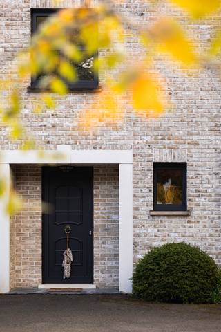 <p>Met veel genoegen stellen wij deze bijzonder indrukwekkende en verrassend ruime villa aan u voor, gelegen op een mooi perceel van 4500 m². Deze riante gezinswoning verenigt op harmonieuze wijze royale leefruimtes, eigentijds wooncomfort en een hoogwaardig outdoor gevoel. <br /><br />Bij het betreden van de woning komt u via de inkomhal terecht in de royale leefruimte, waar de keuken naadloos op aansluit. De functionele indeling op het gelijkvloers wordt versterkt door een praktische wasruimte en een afzonderlijke berging. Met maar liefst zes volwaardige slaapkamers, een grote nieuwe badkamer en twee extra douchekamers biedt deze woonst alle gewenste ruimte voor een groot gezin met een kantoor aan huis.<br /><br />Bovendien is er aan opbergruimte geen gebrek dankzij de aanwezigheid van een koele kelder én een ruime zolder. Buiten bevindt zich een van de absolute blikvangers van het domein: een prachtig aangelegde tuin met een aangenaam terras en een unieke zwemvijver waar u het hele jaar door in alle privacy kunt ontspannen. Dankzij het ruime polyvalente bijgebouw biedt deze villa een zee van mogelijkheden voor zowel professionelen als particulieren.<br /><br />Laat u verassen door de afwerking en de talloze mogelijkheden van deze villa in het groen tijdens uw bezoek.<br /><br />Voor verdere info of een vrijblijvende waardebepaling van uw eigendom: nessim@homixx.be of 03 653 11 96.<br /><br />Laat u verassen door de afwerking en de talloze mogelijkheden van deze villa in het groen tijdens uw bezoek.<br /><br />Voor verdere info of een vrijblijvende waardebepaling van uw eigendom: nessim@homixx.be of 03 653 11 96.</p>