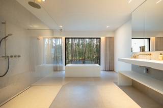 Deze villa, gelegen in een doodlopende straat, biedt een uitzonderlijke woonervaring voor wie enkel het beste wenst. Het doordachte...