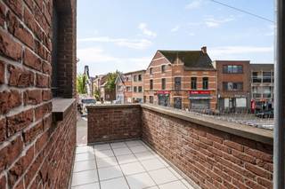 Dit ruime en instapklare duplexappartement is centraal gelegen in het hart van Lint. Met een bewoonbare oppervlakte van maar liefst 115 m², drie slaapkamers, een dressing en twee terrassen biedt het appartement alle comfort voor wie ruim wil wonen.<br /><br />Bij het betreden van het appartement komt u terecht in de inkomhal met een apart gastentoilet en handenwasser. Van hieruit bereiken we de ruime en lichtrijke leefruimte. Dankzij de vele ramen geniet u hier van veel natuurlijk licht. Er is voldoende plaats voor zowel een gezellige zithoek als een grote eettafel. Aansluitend bevindt zich de geïnstalleerde keuken. Vanuit de leefruimte heeft u toegang tot het eerste terras.<br /><br />Via de interne trap bereiken we de bovenverdieping. Hier bevinden zich drie volwaardige slaapkamers, een praktische dressing, een badkamer en een apart toilet. Ook op deze verdieping is er een terras aanwezig.<br /><br />Het appartement is onmiddellijk instapklaar en biedt tegelijk nog voldoende mogelijkheden om het interieur op termijn volledig naar eigen smaak in te richten. De ramen werden vernieuwd in 2018 en het platte dak is voorzien van 10 cm isolatie.<br /><br />Verder beschikt het appartement over een privatieve kelderberging. Daarnaast is er een ruime autostaanplaats in de garage met een laadpaal en extra opbergruimte. Deze is verplicht mee aan te kopen voor € 30.000.<br /><br /><strong>Troeven:</strong>
<ul>
<li><span>Centrale ligging in Lint</span></li>
<li><span>Instapklaar duplexappartement</span></li>
<li><span>Ruime en lichtrijke leefruimte</span></li>
<li><span>Drie slaapkamers en dressing</span></li>
<li><span>Twee terrassen</span></li>
<li><span>Autostaanplaats met laadpaal</span></li>
<li><span>Privatieve kelderberging</span></li>
</ul>
Heeft u interesse in dit ruime duplexappartement? Contacteer ons dan snel voor een bezoek via 03 337 50 70 of www.vbvastgoed.be.