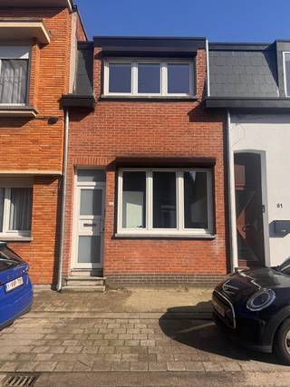 Deze energiezuinige woning is gerenoveerd met hoogwaardige materialen. Gelegen in een zeer gezellige straat op 1 minuut van het centrum van Brasschaat! In de nabijheid van scholen, openbaar vervoer, winkels, ... Indeling; inkomhal met afzonderlijke gang naar tuin toe! (Ideaal voor fietsen of vuilbakken) Lichtrijke woon-en eetkamer, geïnstalleerde keuken, badkamer met grote inloopdouche, toilet en dubbele spoeltafel, 1ste verd.: 2 mooie slaapkamers, waarvan één toegang tot zolder. Terras, tuinberging en mooie tuin aanwezig. Elektriciteit CONFORM!! Voor meer informatie of vrijblijvend plaatsbezoek 0488/60.05.07