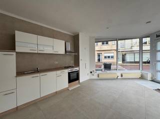 Appartement entièrement rénové au rez-de-chaussée avec deux chambres et deux salles de bains.Idéal pour un couple, une personne seule ou deux amis.- Salon spacieux et lumineux- Cuisine ouverte, entièrement équipée de placards et d'appareils électroménagers- Salle de bain avec douche, lavabo et toilettes- Deuxième salle de bain- Deux chambres à coucherChauffage : chauffage central au gaz