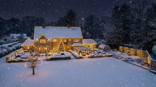 In één van de mooiste straten van het residentiële Oud-Turnhout, staat dit stijlvol Kempisch landhuis aan de hand van Architect Rutten. Dit...