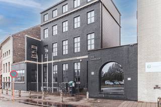 Dit karaktervolle kantoorgebouw van ruim 700 m² is uniek gelegen tussen de Voorhaven en het Grootdok in Gent. Dankzij de combinatie van authentieke elementen en hoogwaardige renovaties in 2018 en 2022 biedt het pand een instapklare werkomgeving met een professionele uitstraling. Momenteel huisvest het gebouw een succesvol businesscenter.<br /><br />De ligging is een absolute troef: op slechts 3 minuten van de R4 met een vlotte aansluiting naar de E17 en E40, en op fietsafstand van het historische stadscentrum. Daarnaast geniet het pand van een aangename omgeving met parkeermogelijkheden en een goede bereikbaarheid voor zowel medewerkers als bezoekers.<br /><br />Oppervlaktes: <br />- Kelder: ca. 108 m²<br />- Gelijkvloers: ca. 270 m²<br />- Verdieping 1: ca. 108 m²<br />- Verdieping 2: ca. 108 m²<br />- Verdieping 3: ca. 108 m²<br /><br />Specificaties: <br />- Liftinfrastructuur<br />- Plafonds bestaande uit betonnen-gewelven<br />- Warmtepomp (lucht-lucht)<br />- Domotica<br />- Gratis publieke P&R met laadpalen recht tegenover het gebouw (laadpalen aanwezig) <br /><br />Beschikbaarheid:<br />Te bespreken. <br /><br />Hebt u interesse in dit kantoorgebouw te koop in Gent? Vraag meer informatie via 09 245 35 35 of business.gent@dewaele.com.<br /><br />De eigendom wordt aangeboden via de Power-sale formule. De vermelde prijs is een instelprijs. Voor meer info, gelieve contact op te nemen met de dossierverantwoordelijke.<br /><br /><br /><br />Bestuursmaatregelen in het maatregelenregister: nee<br /><br />Deze AI-visualisaties zijn bedoeld als inspiratie. Er werd geen rekening gehouden met technische specificaties, stedenbouwkundige voorschriften of de concrete mogelijkheden tot realisatie.