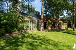 <strong>Ruime grond van ca. 1.520 m² voor open bebouwing in Zoersel</strong><br /><br /><strong>Op een rustige en groene locatie aan de Antwerpsedreef in Zoersel bevindt zich dit royale perceel van ca. 1.520 m², bestemd voor de realisatie van een vrijstaande eengezinswoning. Met een straatbreedte van ca. 31,5 meter, een diepe noordoostelijk georiënteerde tuin en een ruime bouwzone biedt het perceel mooie mogelijkheden voor het realiseren van een eigentijdse woning op maat.</strong><br /><br /><strong>Belangrijkste troeven:</strong><br />
<ul>
<li>Perceeloppervlakte van ca. 1.520 m²;</li>
<li>Straatbreedte van ca. 31,5 meter;</li>
<li>Diep perceel met noordoostelijk georiënteerde tuin;</li>
<li>Bestemd voor een vrijstaande eengezinswoning;</li>
<li>Maximale bouwdiepte van 17 meter;</li>
<li>Verschillende mogelijkheden qua architectuur en dakvorm;</li>
<li>Bestaand gemetseld bijgebouw/atelier met carport achteraan dat volgens de aanvraag behouden kan blijven;</li>
<li>Toegangspoort en smeedijzeren hekwerk;</li>
<li>Groen karakter met bestaande bomen rondom en achteraan het perceel</li>
</ul>
<strong>Voorgestelde stedenbouwkundige mogelijkheden volgens de ingediende verkavelingsaanvraag:</strong><br />
<ul>
<li>Bouwlijn op 10,70 meter uit de rooilijn, aansluitend op de voorgevelpositie van de rechts aanpalende woning nr. 67</li>
<li>Maximale bouwdiepte van 17 meter</li>
<li>Zijgevels op minimaal 3 meter van de perceelsgrenzen</li>
<li>Maximale bouwhoogte van 6,5 meter</li>
<li>Bij uitvoering met plat dak maximale bouwhoogte van 7 meter</li>
<li>Maximale nokhoogte van 11 meter</li>
<li>Mogelijkheid tot schuin dak, plat dak of ronde/afgeronde dakvorm</li>
<li>Bijgebouwen mogelijk binnen de voorziene zone, met een gezamenlijke oppervlakte van maximaal 75 m²</li>
</ul>
<strong>Tuin en buitenruimte</strong><br />
<ul>
<li>Royale en diepe noordoostelijk georiënteerde tuin</li>
<li>De bestaande bomen bevinden zich voornamelijk rondom en achteraan het perceel en dienen maximaal behouden te blijven</li>
<li>De voorziene bouwzone zelf is vrij van bomen</li>
<li>Mogelijkheid tot aanleg van een zwembad of vijver volgens de voorgestelde voorschriften</li>
<li>Grondwaterpomp</li>
</ul>
<strong>Optioneel naastgelegen villa<br /></strong>Aansluitend aan dit perceel bevindt zich Antwerpsedreef 67, een royale villa op een uitzonderlijk groen domein van ca. 4.708 m². De villa wordt afzonderlijk te koop aangeboden en kan, indien gewenst, samen met dit perceel worden aangekocht. Zo ontstaat een bijzonder geheel met veel ruimte, groen en privacy.<br /><br /><strong>De verkavelingsaanvraag werd ingediend; de vermelde bouwmogelijkheden en voorschriften zijn gebaseerd op deze aanvraag en blijven onder voorbehoud van de definitieve goedkeuring door de gemeente.</strong><strong><br /></strong>