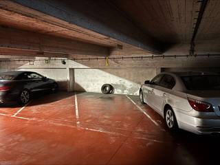 Deze autostaanplaats is gelegen in een parkingcomplex pal in het centrum van Oostende. Gelegen tussen de Hendrik Serruyslaan en de Aartshertoginnenstraat is deze parking perfect gesitueerd. Op wandelafstand zijn er winkels maar evenzeer horeca of de zeedijk. <br /><br />De autostaanplaats is gelegen op de eerste verdieping van het complex. Er is zowel een trap als een personenlift aanwezig zodat u vlot uw wagen bereikt.<br /><br />Aarzel niet en neem contact op voor meer info of een afspraak.<br /><br />