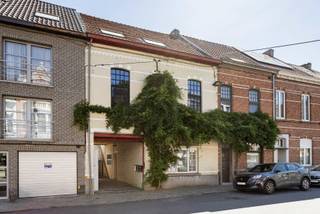 Dit appartement maakt deel uit van een kleinschalige residentie met slechts twee appartementen en is gelegen op de gelijkvloerse verdieping. <br /><br />Bij het betreden van het appartement komt u terecht in de lichtrijke leefruimte met eetplaats vormt samen met de volledig geïnstalleerde open keuken een aangename en gezellige leefomgeving. De keuken is uitgerust met een vaatwasser, dubbele spoelbak, combi-oven, koelkast en diepvries. Aansluitend bevindt zich een praktische berging die toegang biedt tot de ruime kelder, ideaal als extra opslagruimte.<br /><br />Verder beschikt het appartement over een ruime slaapkamer met een ensuite badkamer, voorzien van een ligbad met douchefunctie en een wastafel. Apart toilet is eveneens aanwezig. Vanuit de leefruimte heeft u rechtstreeks toegang tot het gezellige en ruime terras, waar u in alle rust kunt genieten van het buitenleven.<br /><br />Ook de ligging is een grote troef. Het appartement bevindt zich in een rustige straat, op korte afstand van het centrum, scholen, winkels en het station. Dankzij de vlotte verbinding naar de op- en afrit van de autosnelweg richting Gent en Brussel geniet u bovendien van een uitstekende bereikbaarheid. Parkeren kan eenvoudig in de straat.<br /><br />Momenteel is het appartement verhuurd aan €750 per maand, waardoor het eveneens een interessante opportuniteit vormt voor investeerders die op zoek zijn naar een eigendom met een onmiddellijk rendement.<br /><br />Kortom, een verzorgd en lichtrijk gelijkvloers appartement met een ruim terras, geen syndicuskosten en een topligging. Een unieke kans voor wie comfortabel wil wonen of zorgeloos wil investeren.