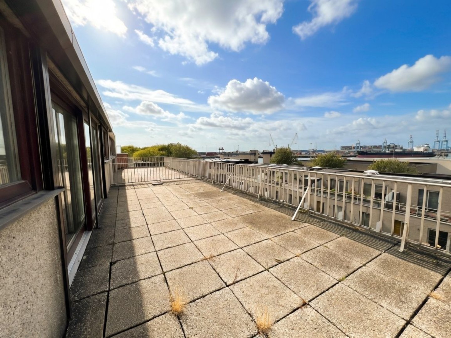 Penthouse met uniek jachthavenzicht, twee zeer grote zonneterrassen en de mogelijkheid tot aankopen van een autostaanplaats in de residentie. - foto 4