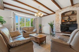 +++ Salvialaan 49, Liedekerke +++<br />
<p><span>Deze verzorgde 2-gevelwoning geniet van een </span><strong><span>uitstekende ligging</span></strong><span> en combineert een vlotte bereikbaarheid met comfortabel wonen. Het station bevindt zich op wandelafstand, de E40 is bereikbaar in amper 5 minuten en ook scholen, winkels en openbaar vervoer liggen vlakbij. </span><span>Via de inkomhal met </span><strong><span>gastentoilet</span></strong><span> komt u in de aangename leefruimte, bestaande uit een gezellige zithoek en eetkamer. Aansluitend bevindt zich de </span><strong><span>vernieuwde open keuken (2023)</span></strong><span>. </span><span>Ook de badkamer bevindt zich op het gelijkvloers en werd in </span><strong><span>2025 volledig vernieuwd</span></strong><span>. Ze is uitgerust met een toilet, lavabo, ligbad en aparte douche. Verder beschikt de woning over een </span><strong><span>inpandige garage</span></strong><span>. </span><span>Vanuit de woonkamer heeft u rechtstreeks toegang tot het </span><strong><span>terras met zonneluifel</span></strong><span> en de tuin, waar u in alle rust kunt genieten. Een praktisch tuinhuis zorgt voor extra bergruimte. </span><span>Op de eerste verdieping bevinden zich </span><strong><span>3 slaapkamers, een bureau en een apart toilet</span></strong><span>. De ruime zolder biedt bovendien extra mogelijkheden en kan ingericht worden als </span><strong><span>bijkomende slaapkamer, hobbyruimte of polyvalente kamer</span></strong><span>. </span><span>Ook parkeren vormt geen probleem: naast de inpandige garage biedt de </span><strong><span>oprit plaats aan meerdere wagens</span></strong><span>. </span><span>Bovendien scoort deze woning uitstekend op energetisch vlak met een </span><strong><span>EPC-label B</span></strong><span> en is de </span><strong><span>elektrische installatie conform</span></strong><span>. Kortom een instapklare woning met veel ruimte, een aangename tuin en een uitstekende bereikbaarheid: een mooie opportuniteit voor wie comfortabel en centraal wil wonen! <strong>Interesse? Contacteer ons voor meer informatie of een bezoek via 0478/05 90 69 of info@immoteam.be.</strong></span></p>