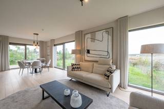 <p>Residentie Bo’rive bestaat uit moderne assistentiewoningen, voorzien van alle comfort.<span> </span><span>In uw assistentiewoning geniet u van de rust, het zicht op een groot toekomstig groen park en de openheid van het water. Stapt u de deur uit, dan hoeft u niet ver te gaan. Hier vindt u alles wat u nodig hebt op wandel- of fietsafstand.</span><br /><br /><strong>INDELING</strong><br />U betreedt de assistentiewoning via een privé inkom.<br />Een lichtrijke woonruimte met open keuken.<br />Langs 2 zijdes toegang tot de ruimte tuin met terras.<br />2 Slaapkamers waarvan één met directe toegang tot de badkamer (inloopdouche, lavabo en toilet).<br />Apart gastentoilet en praktische berging.<br /><br /><strong>BIJZONDERHEDEN<br /></strong>- Mogelijkheid aankoop van ondergrondse parking en berging<br />- Fiscaalvriendelijke investering: 12% BTW ipv 21%<br />- Syndicus: € 4,5 / dag en services: € 6,63 / dag<br /><br /><strong>POSITIEVE ASPECTEN</strong><br />- Unieke ligging: bij het water en in een groene omgeving<br />- Moderne BEN-(assistentie)woningen<br />- Comfort- en zorgdiensten op maat<br />- Vlot bereikbaar met openbaar vervoer en wagen<br />- Verschillende winkels en wekelijkse markt vlakbij<br />- Centraal gelegen tussen Antwerpen en Brussel<br /><br /></p>