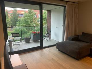 Dit ongemeubelde appartement (98 m2 + terras) bestaat uit:<br />inkom met ingemaakte kasten,<br />twee slaapkamers,<br />badkamer met inloopdouche,<br />separaat toilet,<br />ruime woonkamer met aanpalend terras (met berging) en open ingerichte keuken (o.a. vaatwas, inbouwoven en microgolf).<br />Aan de woonkamer/keuken is ook een aparte berging waar aansluiting wasmachine/droogkast mogelijk is.<br />Privatieve kelderberging én garagebox.<br />Lift in het gebouw.<br />Onmiddellijk beschikbaar.<br />Privatieve tellers voor water, gas en elektriciteit.<br />Maandelijkse huurprijs: 1.1025 EUR + 75 EUR provisie op kosten = 1.100,00 EUR/MND.