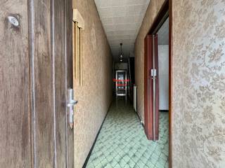 <p>In het hart van Herzele bevindt zich deze <strong>ruime woning met veel potentieel</strong>, ideaal gelegen op <strong>wandelafstand van station, winkels, scholen en het centrum</strong>.</p>
<p>De woning verwelkomt u via de inkomhal die toegang geeft tot een <strong>ruime en lichtrijke leefruimte</strong>, ingericht met zit- en eethoek. Aansluitend bevindt zich een <strong>grote leefkeuken</strong> met toegang tot het <strong>terras/binnenkoer</strong> en de badkamer, uitgerust met <strong>ligbad, lavabo en toilet</strong>.</p>
<p>Op de <strong>eerste verdieping</strong> bevinden zich <strong>drie volwaardige kamers</strong>, waarvan één ruimte perfect kan ingericht worden als <strong>extra badkamer, dressing of bureauruimte</strong>.</p>
<p>Een extra troef is de mogelijkheid om via de nachthal een doorgang te creëren naar de ruimte <strong>boven de garage</strong>, waar eenvoudig <strong>nog twee extra slaapkamers</strong> kunnen gerealiseerd worden, met aangenaam zicht op de tuin.</p>
<p>Via een <strong>vaste trap</strong> bereikt u de <strong>ruime zolderverdieping met voldoende stahoogte</strong>, die tal van mogelijkheden biedt voor verdere inrichting volgens eigen wensen (extra kamers, hobbyruimte, bureau, stockage…).</p>
<p>Daarnaast beschikt de woning over een <strong>grote garage met plaats voor twee wagens</strong> en een praktische doorgang naar de <strong>ruime achterliggende tuin</strong>. Ook een <strong>ruime kelder</strong> zorgt voor extra bergruimte.</p>
<p><strong>Troeven van deze woning</strong></p>
<p>✔ Centrale ligging nabij station, winkels, scholen en centrum<br />✔ Ruime bewoonbare oppervlakte met uitbreidingsmogelijkheden<br />✔ Garage voor 2 wagens<br />✔ Grote tuin en terras/binnenkoer<br />✔ Kelder en zolder met veel opslag- of inrichtingsmogelijkheden<br />✔ Ideale woning voor renovatieliefhebbers of investeerders</p>
<p>Deze woning biedt een <strong>uitstekende opportuniteit voor wie op zoek is naar ruimte, potentieel en een gunstige ligging</strong>, en graag een woning renoveert en personaliseert naar eigen smaak.<br />Bij interesse contacteer Kristien voor een bezoek ter plaatse: 0475 496218</p>