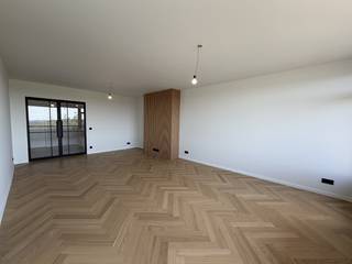 Dit prachtig en luxueus gerenoveerde appartement bevindt zich op een centrale ligging nabij de Bist, in het hart van Wilrijk. Het combineert een hoogwaardige afwerking met modern wooncomfort, veel natuurlijke lichtinval, twee terrassen en mooie panoramische uitzichten.<br />Via de ruime inkomhal en een moderne stalen deur bereikt u de grote, lichtrijke woonkamer. De leefruimte is afgewerkt met een stijlvolle visgraatparketvloer en beschikt over grote raampartijen met driedubbele beglazing en rechtstreekse toegang tot het voorterras.<br />De moderne keuken is volledig uitgerust met alle nodige toestellen en biedt eveneens toegang tot het voorterras.<br />Aan de achterzijde bevinden zich twee volwaardige slaapkamers. Beide slaapkamers geven rechtstreeks uit op het achterterras, waar u in alle rust van het uitzicht kunt genieten.<br />Verder beschikt het appartement over een smart-homesysteem, een moderne badkamer met douche en stijlvolle inbouwkranen en een afzonderlijk gastentoilet.<br />Dankzij de energiezuinige renovatie, de driedubbele beglazing en het gunstige EPC-label A geniet u van een hoog wooncomfort en een laag energieverbruik.<br />Belangrijkste troeven:<br />• Luxueus en volledig gerenoveerd<br />• EPC-label A<br />• Smart-homesysteem<br />• Driedubbele beglazing<br />• Twee slaapkamers<br />• Twee terrassen<br />• Panoramisch uitzicht<br />• Volledig uitgeruste keuken<br />• Visgraatparket<br />• Centrale ligging nabij de Bist<br />Dit instapklare appartement is ideaal voor wie op zoek is naar luxe, comfort, energiezuinigheid en een centrale ligging.<br />Bekijk de volledige 3D-tour op https://kuberainvest.be/project.php?id=bist-wilrijk-smart-home<br />Voor meer informatie of een bezoek:<br />Tel.: +32 485 64 96 42<br />E-mail: kuberainvest@icloud.com