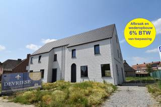 Op wandelafstand van “Domein Ter Borcht” alsook het centrum van Meulebeke worden deze 2 ruime en tijdloze nieuwbouwwoningen gerealiseerd. <br />Dankzij hun energiezuinige karakter voldoen ze aan de nieuwste woonstandaarden en bieden ze uitzonderlijk veel comfort voor hun bewoners.<br /><br />De rechter woning bevindt zich op een perceel van 671m² en heeft als extra troef een eigen doorgang/oprit achteraan vanuit de Veldstraat.<br />Sfeervideo: https://youtube.com/shorts/FvVsz5NY7Xs?feature=share<br /><br />Indeling als volgt:<br />Beide woningen zijn voorzien van een inkomhal met apart gastentoilet, een ruime en zeer lichtrijke woon- en eetkamer met een open keuken die verder wordt afgewerkt met kwaliteitsvolle materialen, een berging, nachthal, 3 volwaardige slaapkamers, een badkamer (voorzien van bad, douche en dubbele wastafel) en een afzonderlijk toilet.<br />Ruime zolder met extra mogelijkheden (extra kamers, hobbyruimte, mancave,...) .<br /><br />Noordwest geörienteerd perceel met een mooi stukje tuin waar het heerlijk genieten wordt!<br /><br />De bouwwerken vorderen snel en momenteel zijn de woningen wind -en waterdicht. Nu zitten men men volop in afwerkingsfase.<br />Hoogwaardige materialen in combinatie met de nieuwste technieken.<br /><br />Lucht/water warmtepomp, ventilatiesysteem D, ...<br />Oplevering voorzien begin 2025.<br /><br />Onze ref. DEV4281