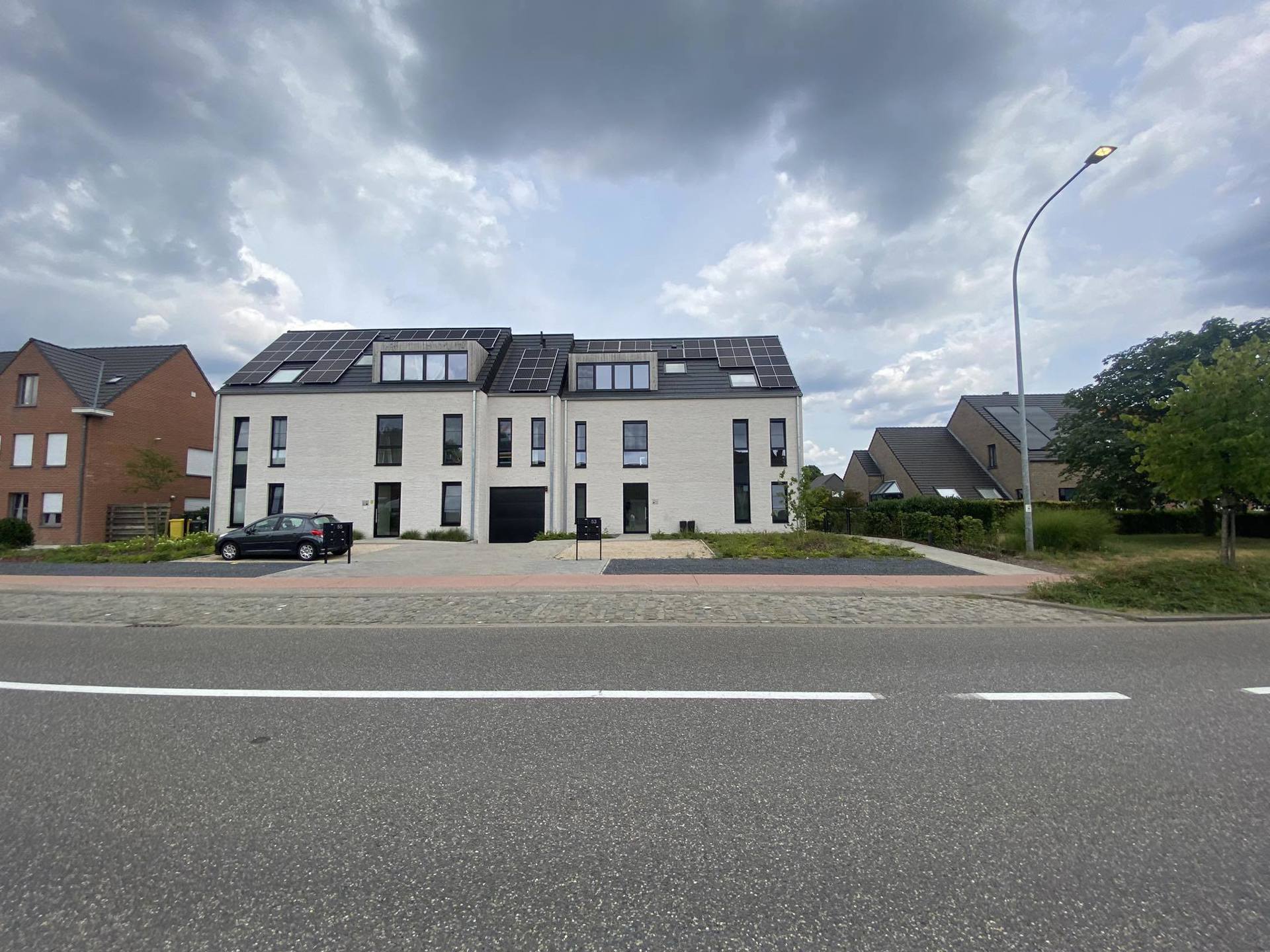 Ondergrondsestaanplaatsen op centrale ligging in recent gebouw