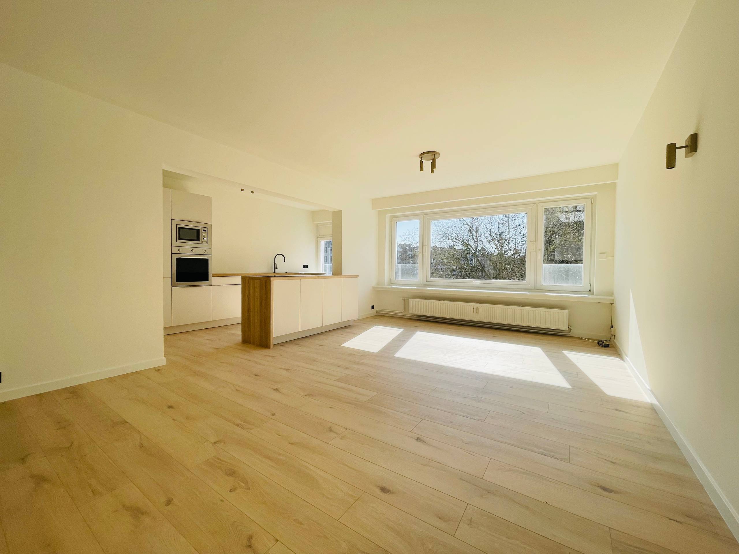 Stijlvol gerenoveerd, lichtrijk en zonnig, appartement (93m²) met terras, autostaanplaats en waterzicht nabij Bijloke/STAM. - foto 1